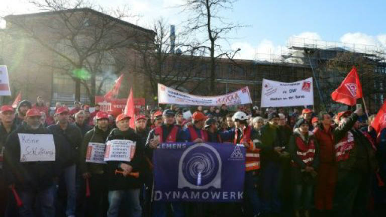 Siemens workers vow fightback against Germany job cull