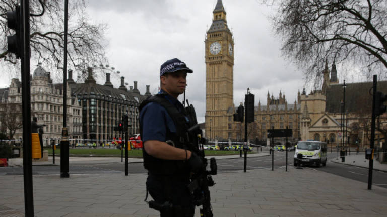 (Video) Police stabbed, assailant shot at UK parliament