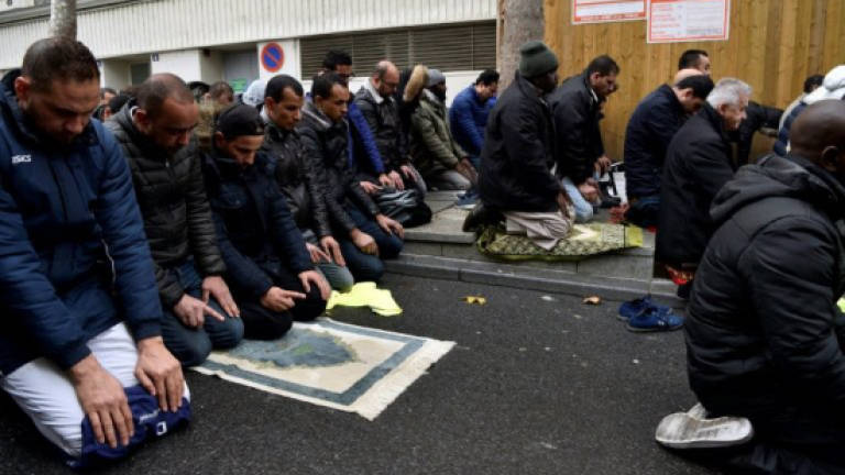 France to 'prevent' Muslim street prayers in Paris suburb