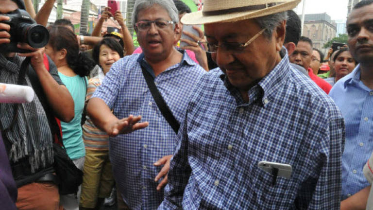 Tun M shows up at Central Market [Video]