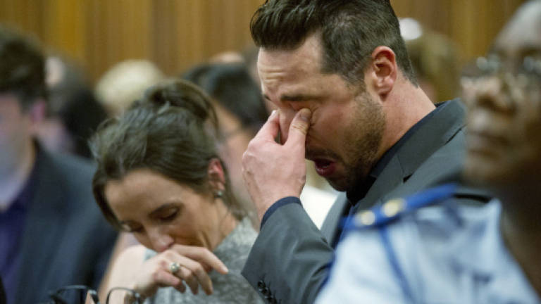 Distraught Pistorius apologises from the witness stand