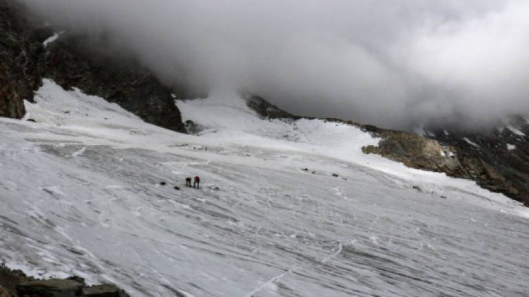 Swiss glacier collapses, after hundreds evacuated (Updated)