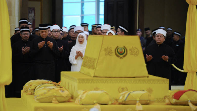 Thousands mourn late Sultan (Updated)