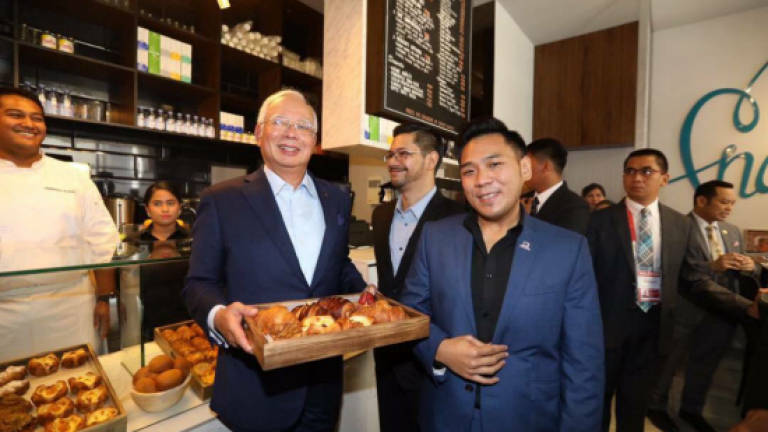 Najib visits M'sian-owned bakery in Manila
