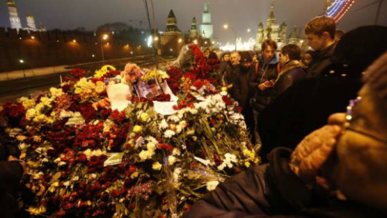 Russia hunts for killers of opposition figure Nemtsov