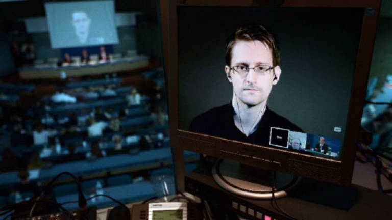 UK spies can hack smartphones: Snowden
