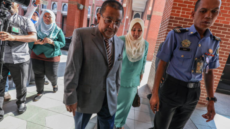 Tight-lipped Isa Samad leaves after 4 hours with MACC (Updated)