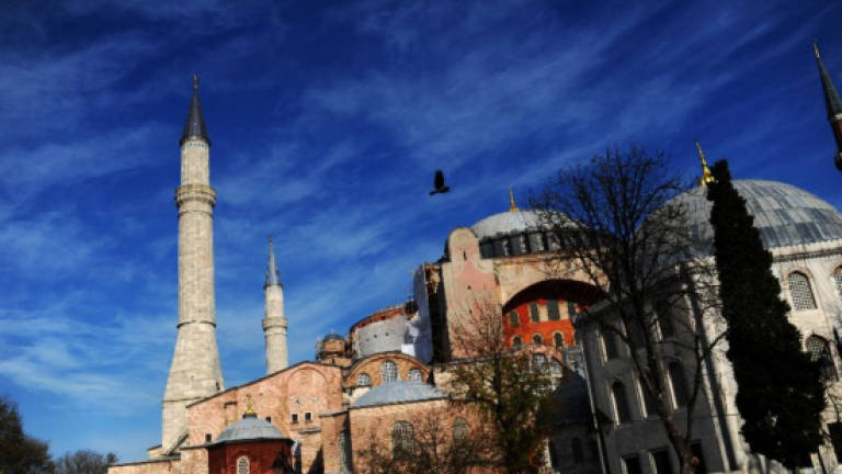 Blast in Istanbul tourist hub kills 10 (Updated)