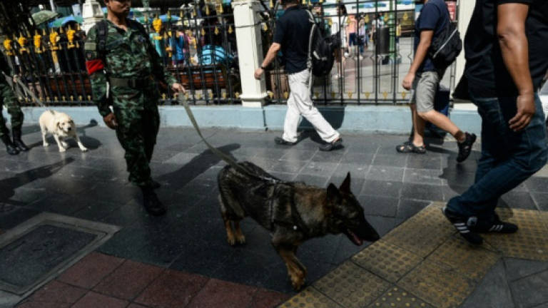 Thai authorities hunt tourist town bombers