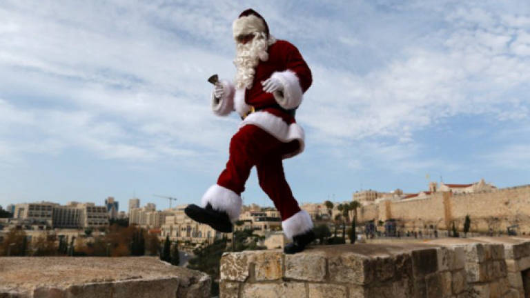 Website charts Santa's journey around the globe