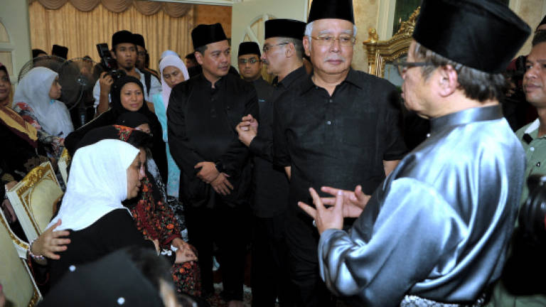 Thousands pay last respects to Adenan at Kuching Jamek Mosque