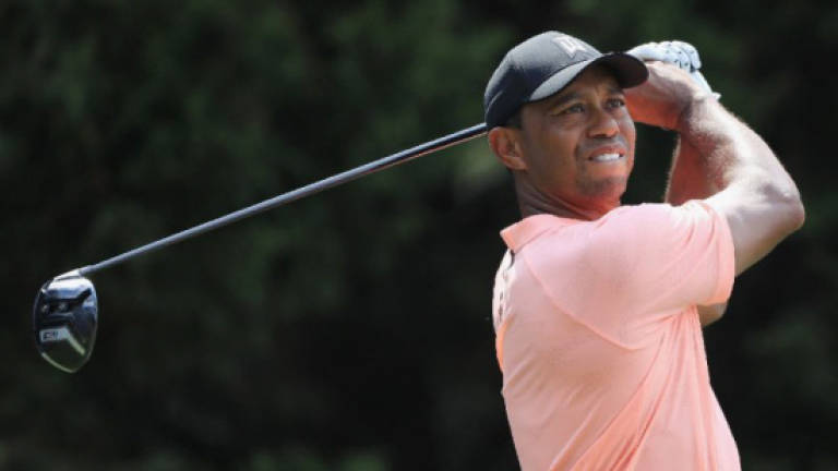 Woods seizes share of early lead at Tour Championship