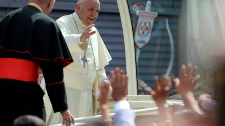 Pope targets corruption in politics ahead of final Peru mass