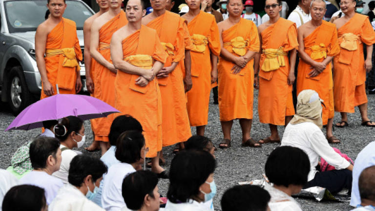Thousands gather at Thai temple as police fail to arrest abbot