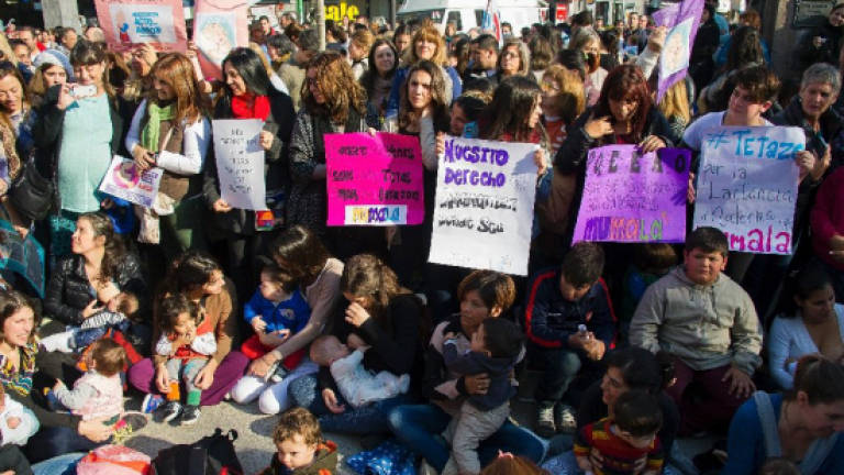 Argentine mothers hold mass breastfeeding protest