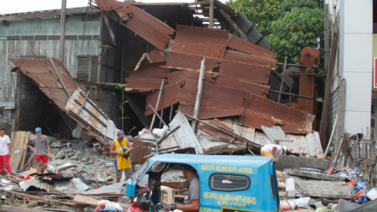Strong quake off Philippines damages buildings