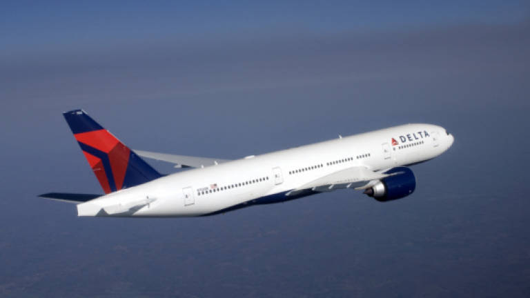 3 injured on Delta flight after passenger tries to enter cockpit