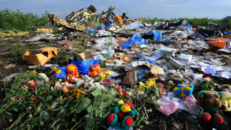 MH17: Rebels refuse access to Ukraine crash site until truce