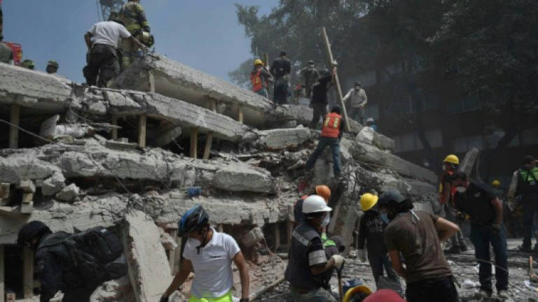 Volunteers rush to rescue in aftermath of Mexico quake