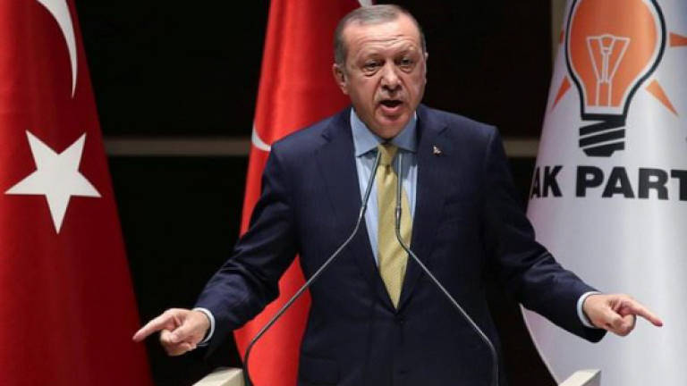 Erdogan says Turkey to close Iraqi border, warns Kurds on oil