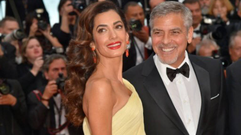 Clooney to sue Voici over images of twins