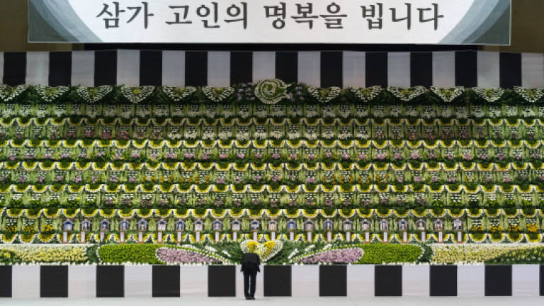 Grief, anger at memorial for Korea ferry student victims