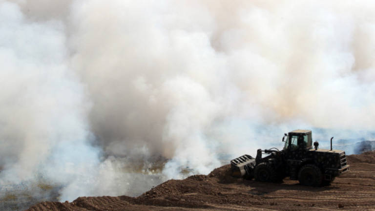 Burning sulphur near Mosul sends hundreds to hospital, US troops don masks