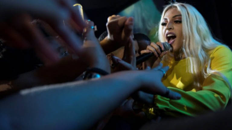 Drag queen caps unusually political Rio samba parades
