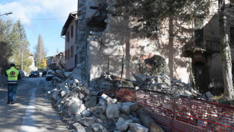 Hundreds flee new earthquakes in Italy
