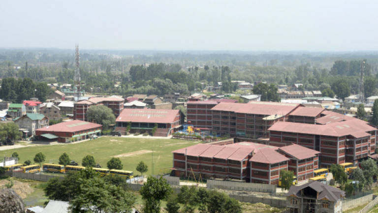 Indian soldiers, suspected rebels, clash at Kashmir school