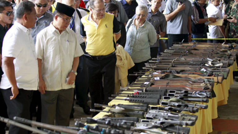Philippine rebels start turning over weapons