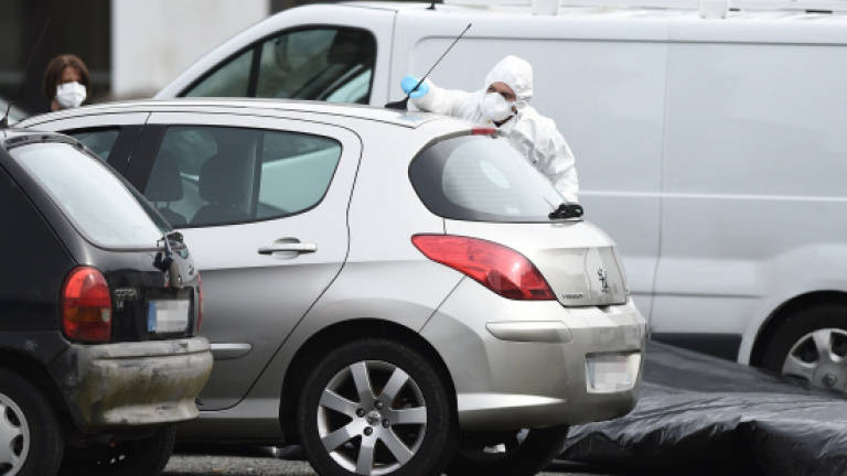 Car found in French missing family mystery
