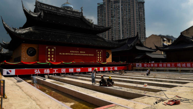 Shanghai temple moves 2,000-tonne hall on rails