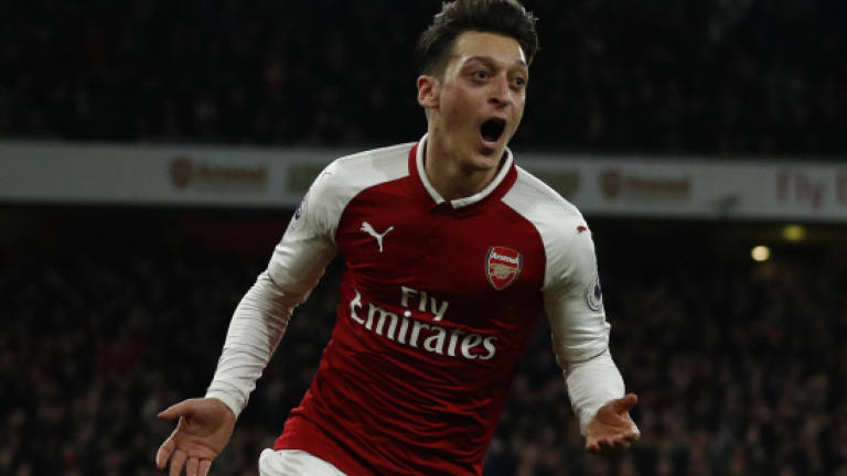 Ozil commits to three-year Arsenal deal