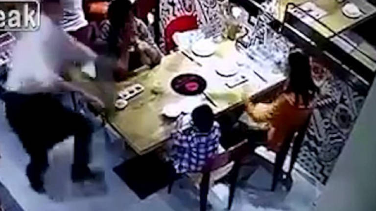 Waiter slips, scalds boy at hot pot restaurant (Video)