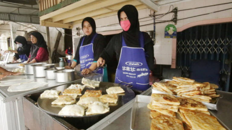 Ramadan bazaar draws muslim crowd in Bangkok during fasting month