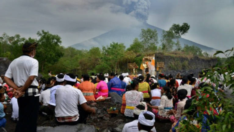 Thousands flee as Bali raises volcano alert to highest level (Updated)