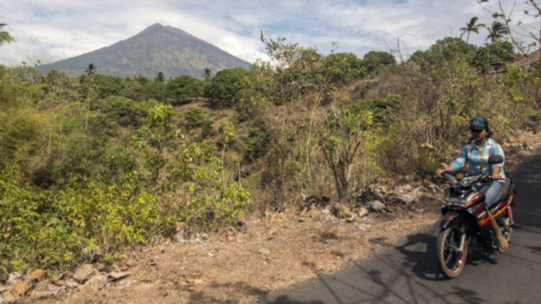 Thousands flee over Bali volcano eruption fears