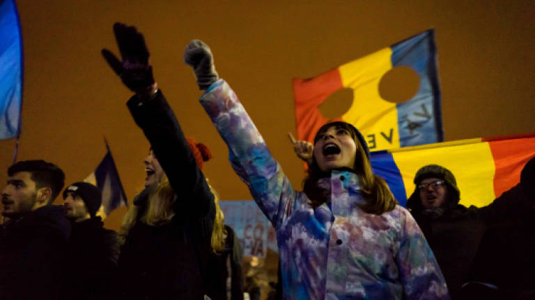 Thousands of Romanian protesters return to streets