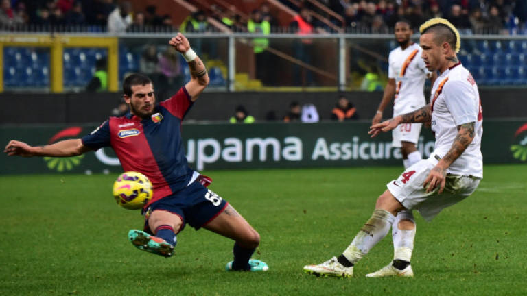 Roma close deficit to stuttering Juve