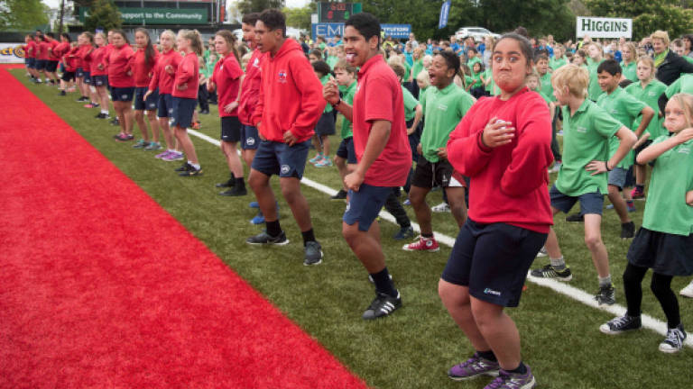 New Zealand schoolkids claim world's biggest haka