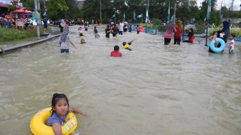 Flood victims receive aid from Rantau Panjang Umno