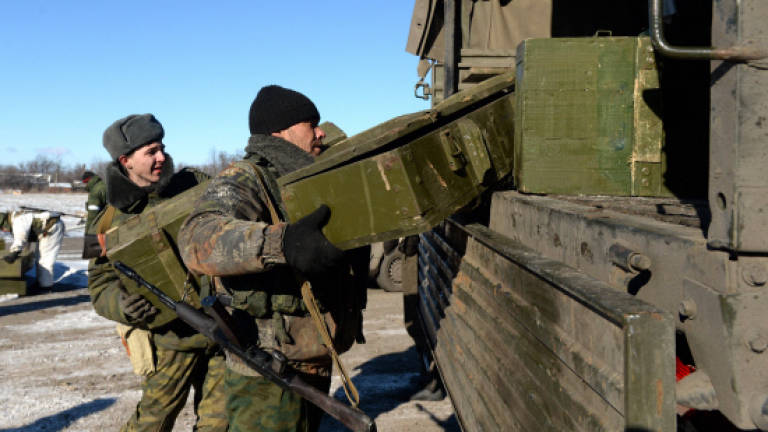 Ukrainian forces start to quit besieged town