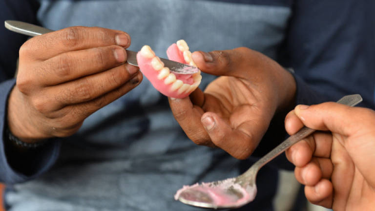 India's street dentists filling gap for the poor