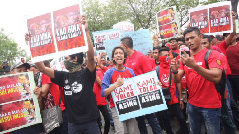 Police arrest four Red Shirts supporters