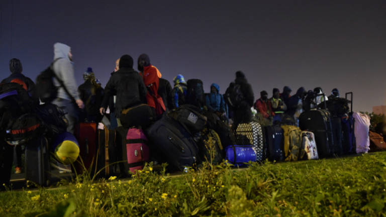 Migrants start evacuating Calais 'Jungle' camp