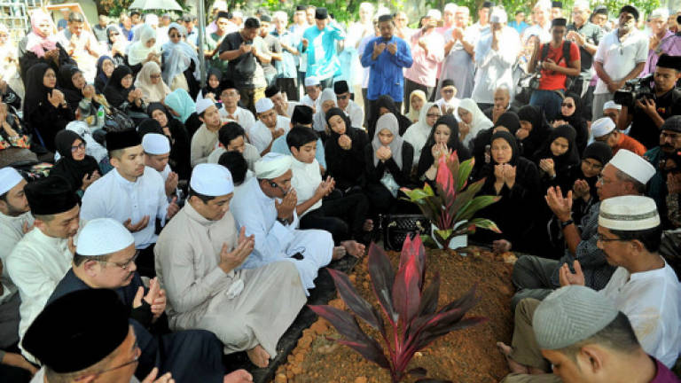 Remains of mother of Selangor MB laid to rest