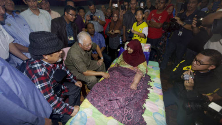 Najib visits flood-hit Perak