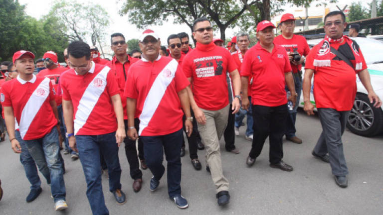 Red Shirts protest outside Malaysiakini's office (Updated)