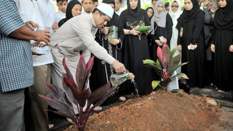 PM, DPM express condolences to Azmin following mother's demise